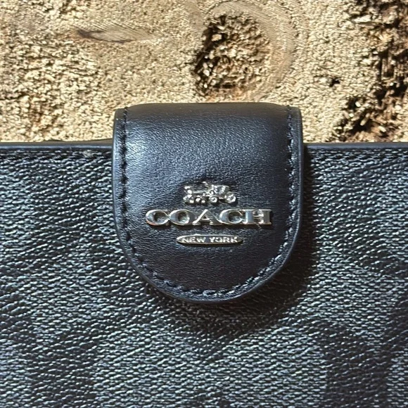 *LIKE NEW* COACH Signature Medium Corner Zip Wallet - Picture 2 of 15